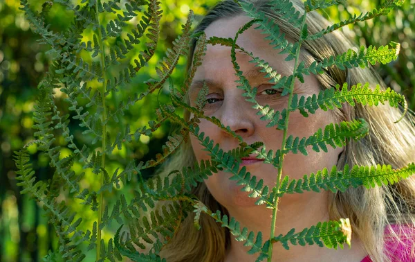 Poser Par Une Mannequin Féminine Dans Parc Début Automne — Photo