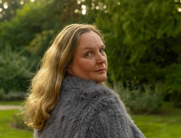 Vrouw Konijnenbont Jasje Tijdens Een Fotoshoot Een Stadspark — Stockfoto