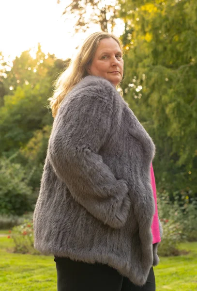 Frau Kaninchenfell Jacke Bei Einem Fotoshooting Stadtpark — Stockfoto