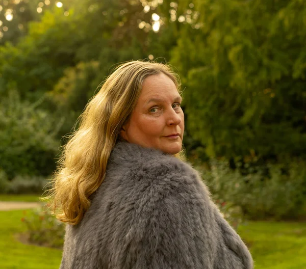 Woman Rabbit Fur Jacket Photo Shoot City Park — Stock Photo, Image