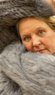 Şehir parkındaki fotoğraf çekimi sırasında tavşan kürklü bir kadın.