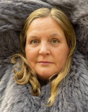 Şehir parkındaki fotoğraf çekimi sırasında tavşan kürklü bir kadın.