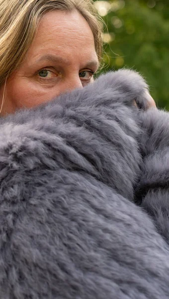 Frau Kaninchenfell Jacke Bei Einem Fotoshooting Stadtpark — Stockfoto