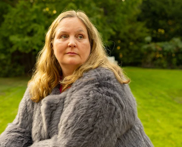 Woman Rabbit Fur Jacket Photo Shoot City Park — Stock Photo, Image