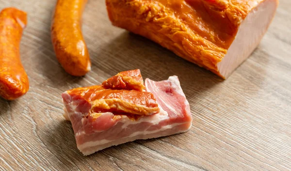 Zalm Geroosterd Varkensvlees Gekookte Worst Een Stuk Spek Een Houten — Stockfoto