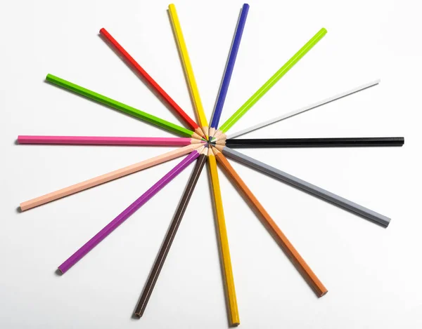 Beyaz Arkaplana Dizilmiş Farklı Renklerdeki Renkli Kalemler — Stok fotoğraf