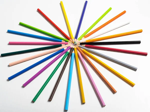 Beyaz Arkaplana Dizilmiş Farklı Renklerdeki Renkli Kalemler — Stok fotoğraf