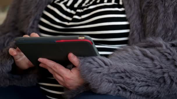 Mujer Una Chaqueta Piel Conejo Trabaja Con Una Tableta Oficina — Vídeo de stock