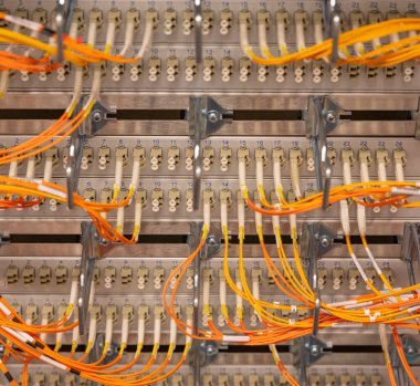 Bir veri merkezinde ağ anahtarı ve kablo fiber optik fiber