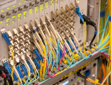 Bir veri merkezinde ağ anahtarı ve kablo fiber optik fiber