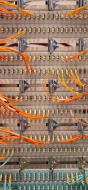 Bir veri merkezinde ağ anahtarı ve kablo fiber optik fiber