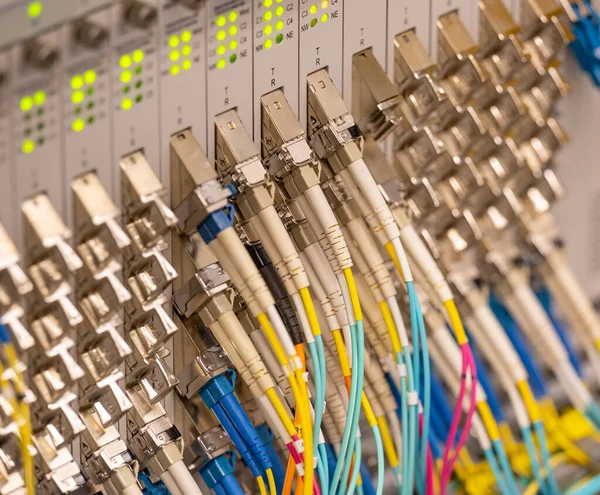 数据中心中的网络交换机和网络电缆光纤 — 图库照片