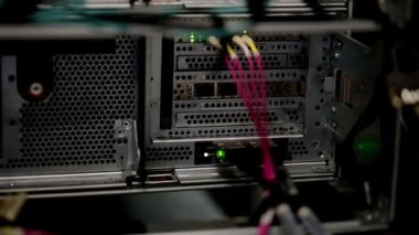 Bir veri merkezinde fiber optik ağ kablosu ile bağlantı görüntülemek için ağ anahtarı LED ışıkları