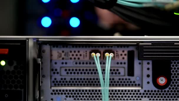 Bir Veri Merkezinde Fiber Optik Kablosu Ile Bağlantı Görüntülemek Için — Stok video