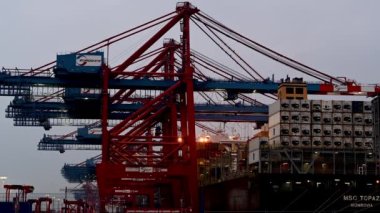 Hamburg 'daki Eurogate Burchardkai Terminali, yükleme ve boşaltma