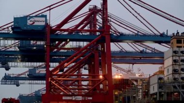Hamburg 'daki Eurogate Burchardkai Terminali, yükleme ve boşaltma