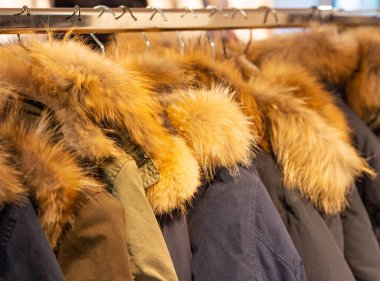 Kış Ceketi Kış Satışı Elbise askısında