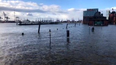 Hamburg 'daki St. Pauli balık pazarında fırtına dalgası