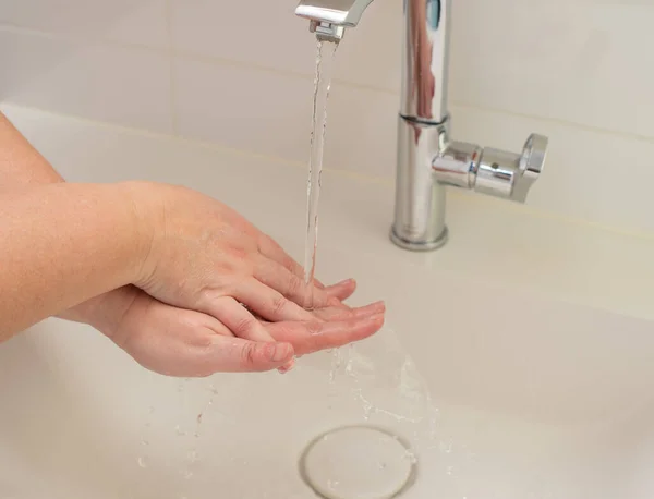 Frau Wäscht Sich Unter Fließendem Wasser Die Hände Wasserhahn — Stockfoto