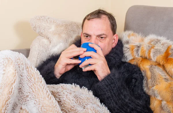 Man Ligt Bank Met Covid Symptomen Een Verkoudheid Een Angora — Stockfoto