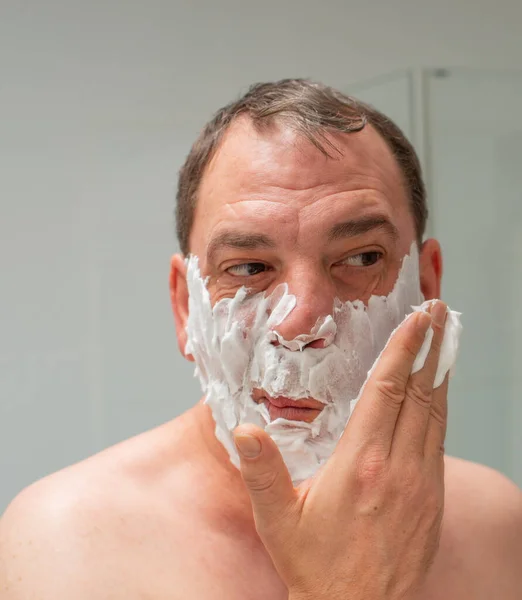 Männchen Vor Dem Spiegel Beim Rasieren Von Bart Und Gesichtspflege — Stockfoto