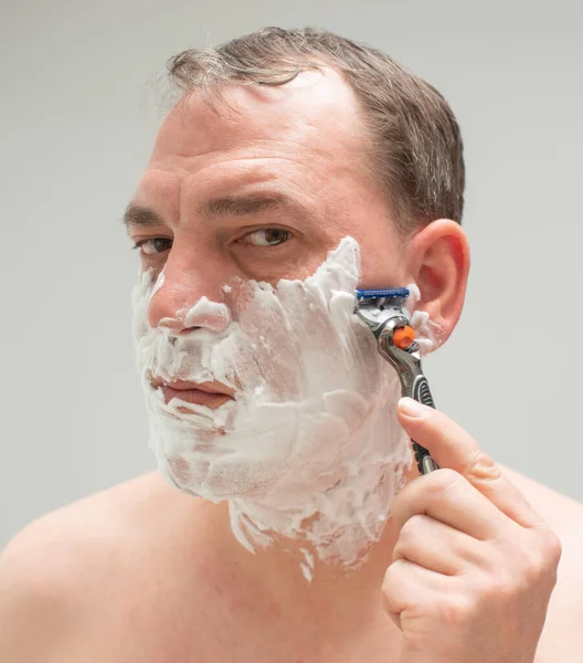Männchen Vor Dem Spiegel Beim Rasieren Von Bart Und Gesichtspflege — Stockfoto