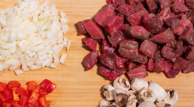 Taze soğanlı, biberli ve mantarlı sığır kebabı.