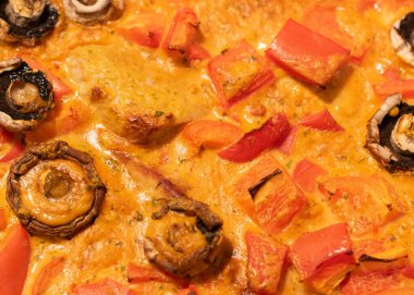 Paprika ve mantarlı domates soslu domuz şnitzel.