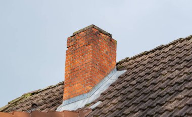 Eski bir apartmanın eski bacası.