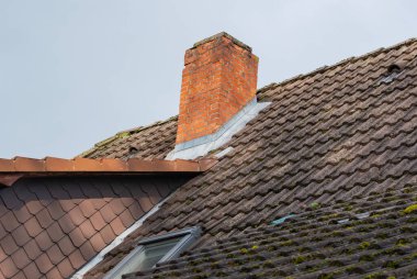 Eski bir apartmanın eski bacası.