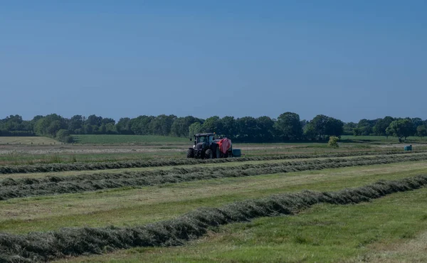 Svart Traktor Med Röd Halmkammarpress Halmskörden Ett Klippfält — Stockfoto