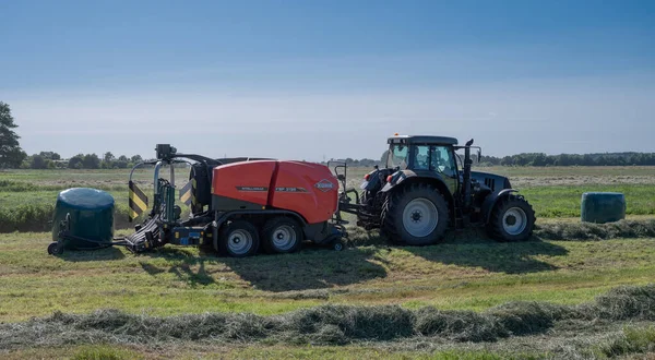 Zwarte Trekker Met Een Rode Kuhn Meifort Rieten Vaste Kamerpers — Stockfoto