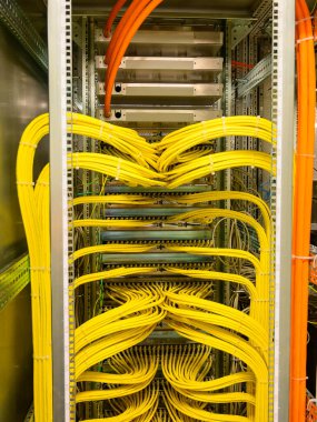 Bir veri merkezinde RJ45 ağ kablosu ile ağ anahtarı