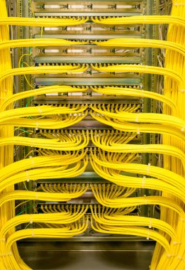 Bir veri merkezinde RJ45 ağ kablosu ile ağ anahtarı