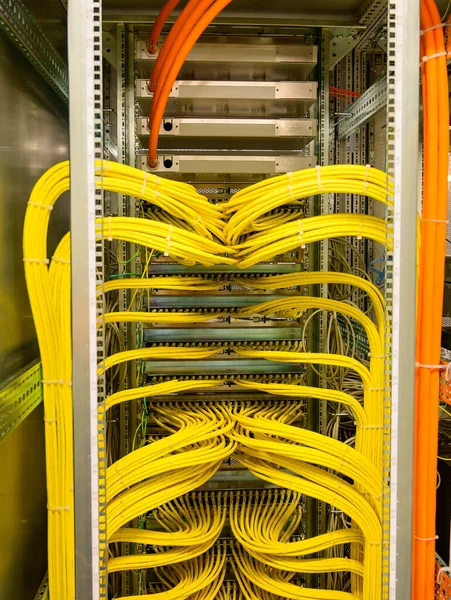 Netwerkschakelaar Met Rj45 Netwerkkabel Een Datacenter — Stockfoto