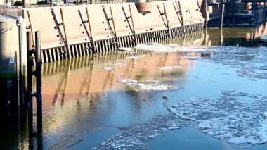 Hamburg limanında buz kütleleri ve sürüklenen buz
