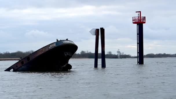 福克兰斯泰纳号在汉堡附近的易北河上失事 — 图库视频影像