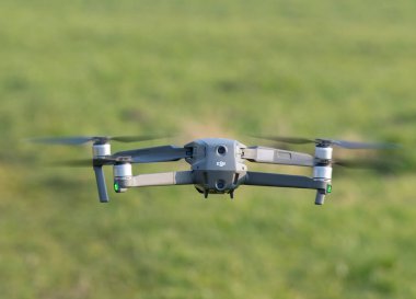 DJI Mavic 2 Pro insansız hava aracı yeşil çayırda uçuyor