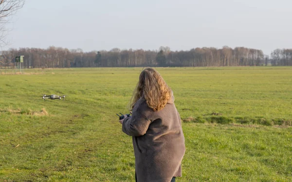 Dji Mavic Pro Drone Dji Est Piloté Sur Une Prairie — Photo