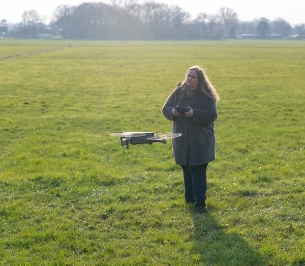 Dji Mavic Pro Drone Dji Flown Green Meadow Female Pilot — Stock Photo, Image