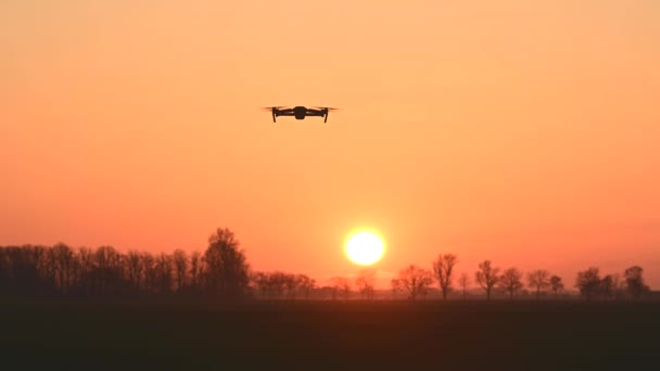 Drone Flyger Mot Solnedgång — Stockvideo