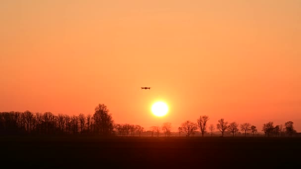 Drone Vliegt Naar Een Zonsondergang — Stockvideo