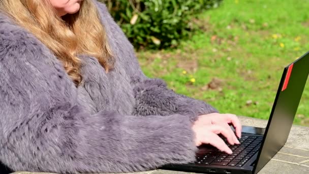 Frau Hasenpelzjacke Arbeitet Garten Mit Notizbuch Homeoffice — Stockvideo