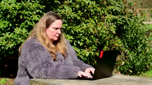 Frau Hasenpelzjacke Arbeitet Garten Mit Notizbuch Homeoffice — Stockvideo