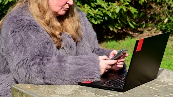 Mujer Una Chaqueta Piel Conejo Trabaja Jardín Con Cuaderno Oficina — Vídeo de stock