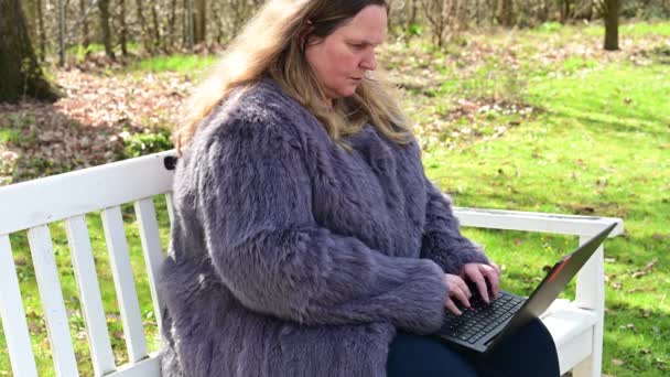 Frau Hasenpelzjacke Arbeitet Garten Mit Notizbuch Homeoffice — Stockvideo