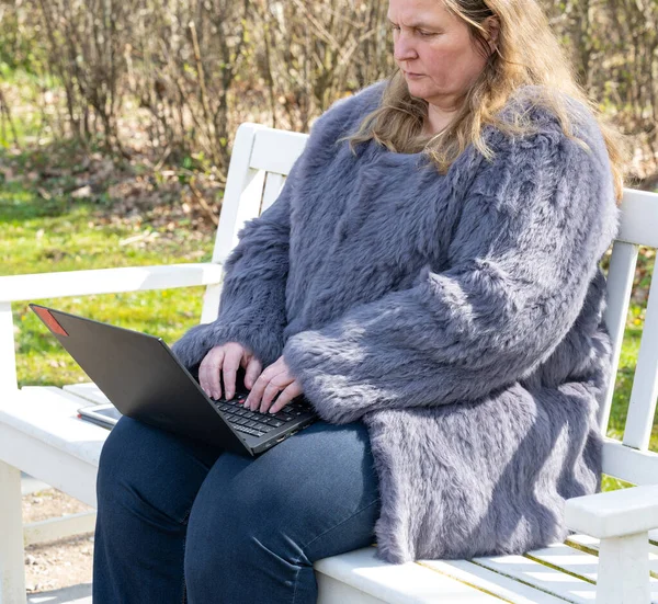 Frau Hasenpelzjacke Arbeitet Garten Mit Notizbuch Homeoffice — Stockfoto