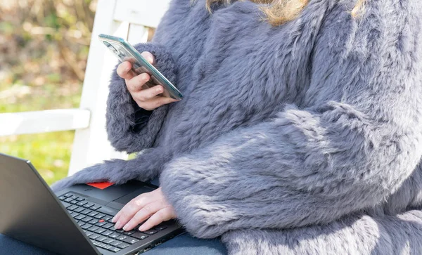 ウサギの毛皮のジャケットの女性は 自宅のオフィスでノートと庭で動作します — ストック写真