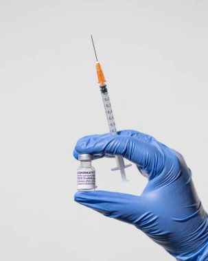 BioNTech 'ten COVID-19 mRNA COMIRNATY aşı kutusu