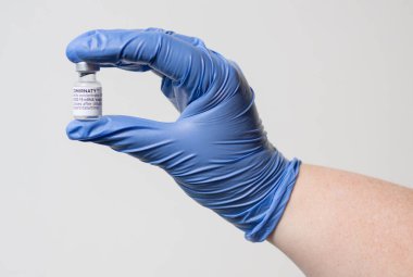 BioNTech 'ten COVID-19 mRNA COMIRNATY aşı kutusu